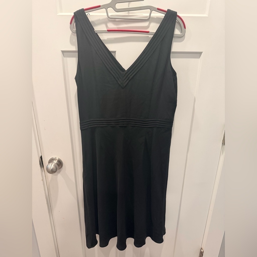 Ann Taylor LOFT Petite 8 Black Sleeveless V-Neck Fit & Flare Dress